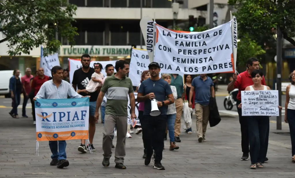 Padres tucumanos marcharon pidiendo rigurosidad contra las falsas denuncias por violencia de género